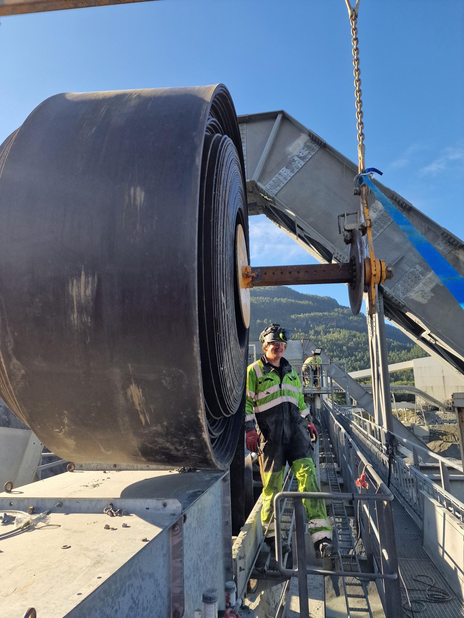 Industrielt anlegg med transportbånd
